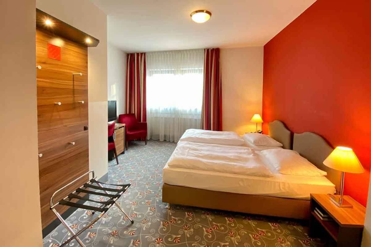 Ropa de cama de alta calidad, cubrecamas y minibar