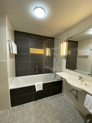 Ropa de cama de alta calidad y minibar 