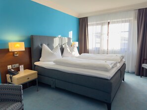 Roupas de cama premium, edredons de pluma, frigobar, cofres nos quartos