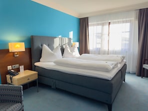 Roupas de cama premium, edredons de pluma, frigobar, cofres nos quartos