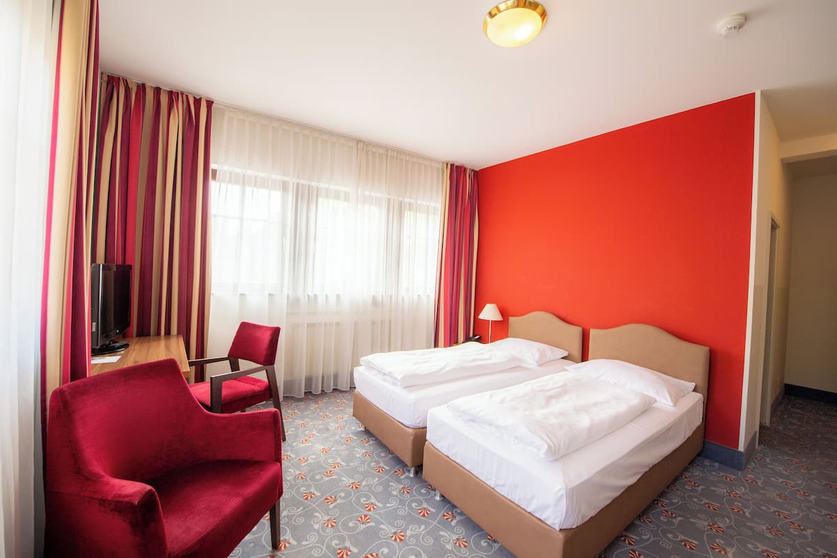 Roupas de cama premium, frigobar, cofres nos quartos