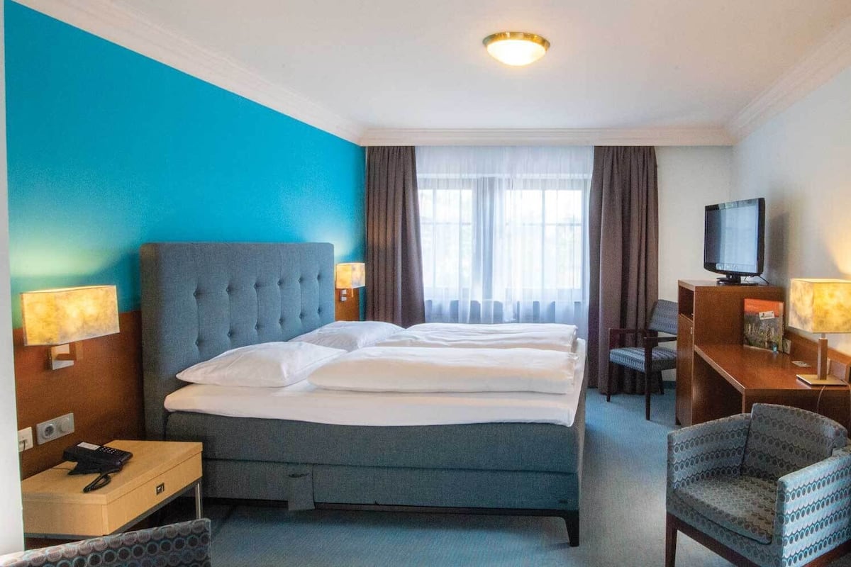 Roupas de cama premium, frigobar, cofres nos quartos