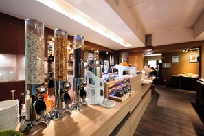 Desayuno buffet diario (EUR 24.50 por persona)