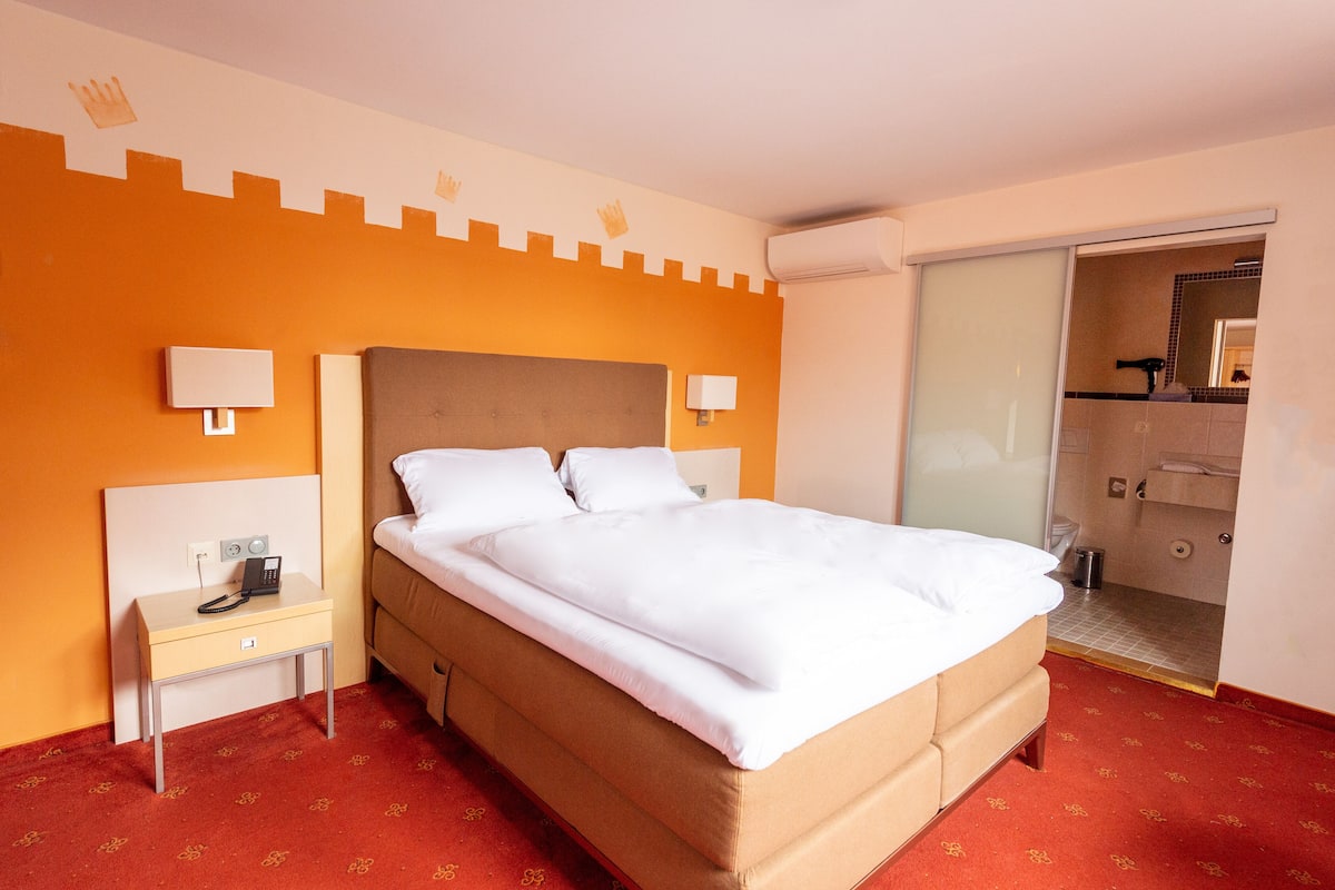Ropa de cama de alta calidad, cubrecamas y minibar