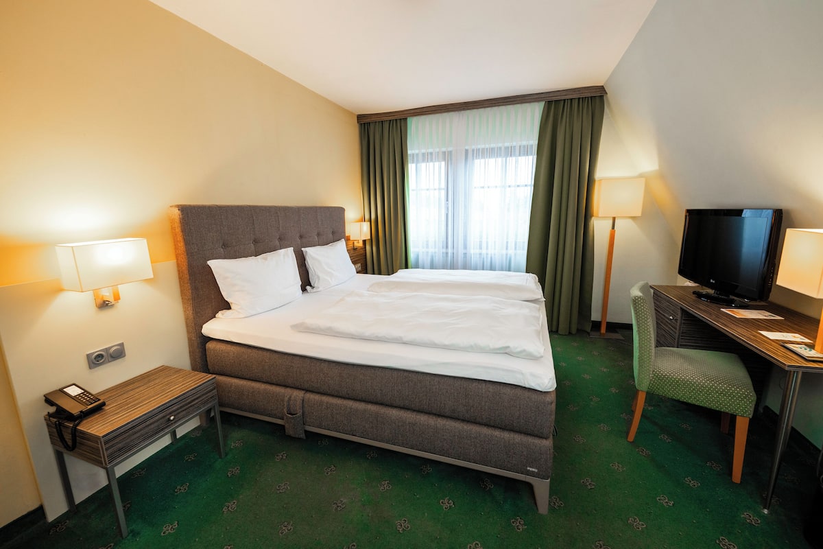 Luxe beddengoed, donzen dekbedden, een minibar, een kluis op de kamer
