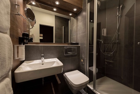 Shower, rainfall showerhead, eco-friendly toiletries, hair dryer. ibis Styles Rosenheim