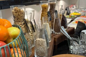 Un bufé con diferentes alimentos y recipientes.