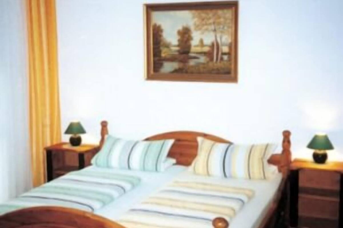 Iron/ironing board, rollaway beds, free WiFi