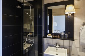 Standard-dobbeltværelse - 1 kingsize-seng | Badeværelse | Gratis toiletartikler, hårtørrer, håndklæder, Sæbe