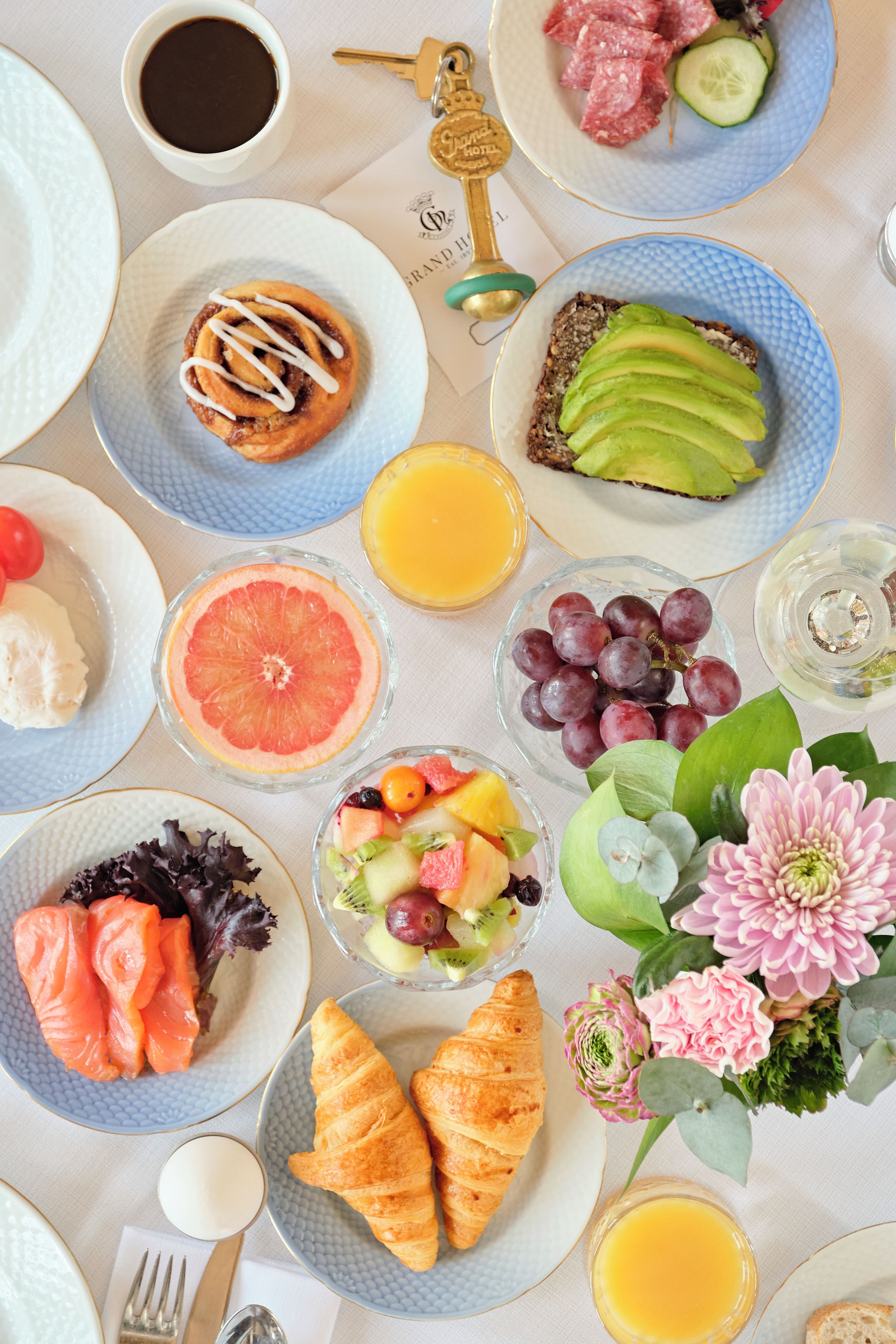A breakfast setting with various food items and a keychain.