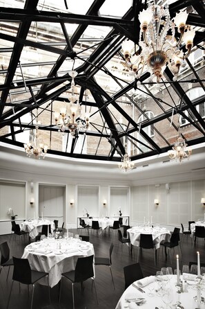 朝食、ディナーに営業