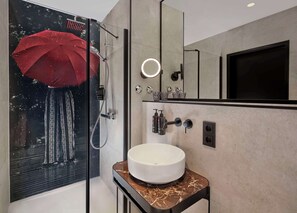 Combined shower/tub, eco-friendly toiletries, hair dryer, towels - Radisson RED Berlin Kudamm (Berlin)