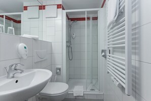 Douche, sèche-cheveux, serviettes fournies