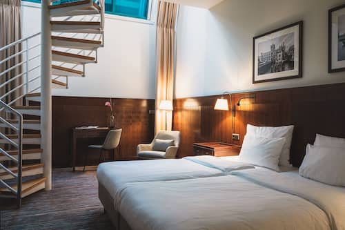 Family Room, 1 Bedroom | Hypo-allergenic bedding, in-room safe, desk, blackout drapes