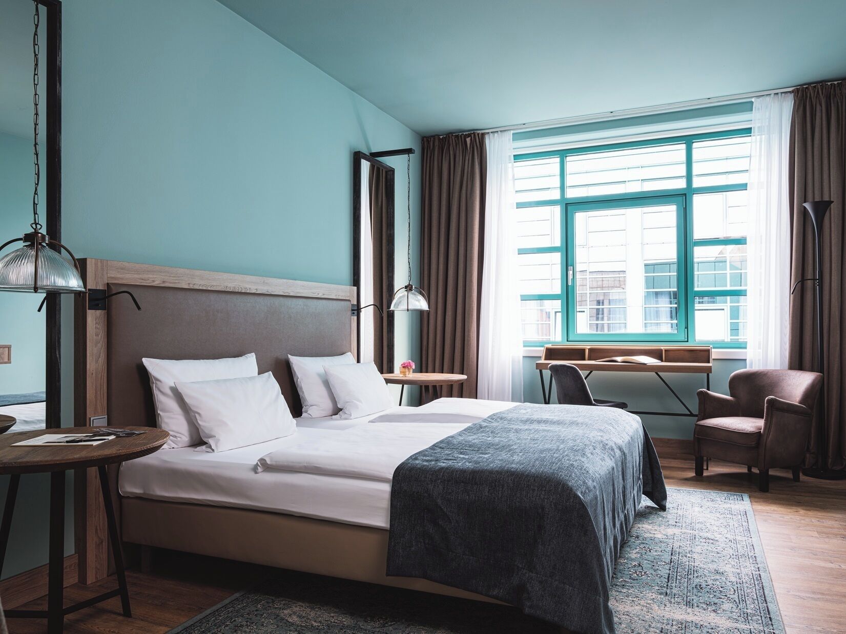 Ropa de cama hipoalergénica y caja de seguridad en la habitación 