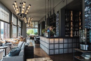 Bar (trong khuôn viên)