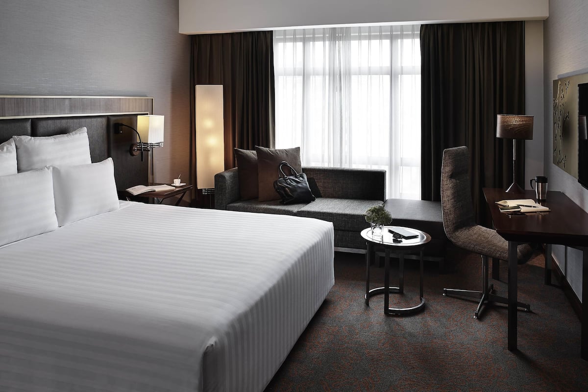 Deluxe Room, 1 King Bed, Club lounge access, City View (Executive)