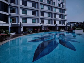 Piscina externa, guarda-sóis, espreguiçadeiras