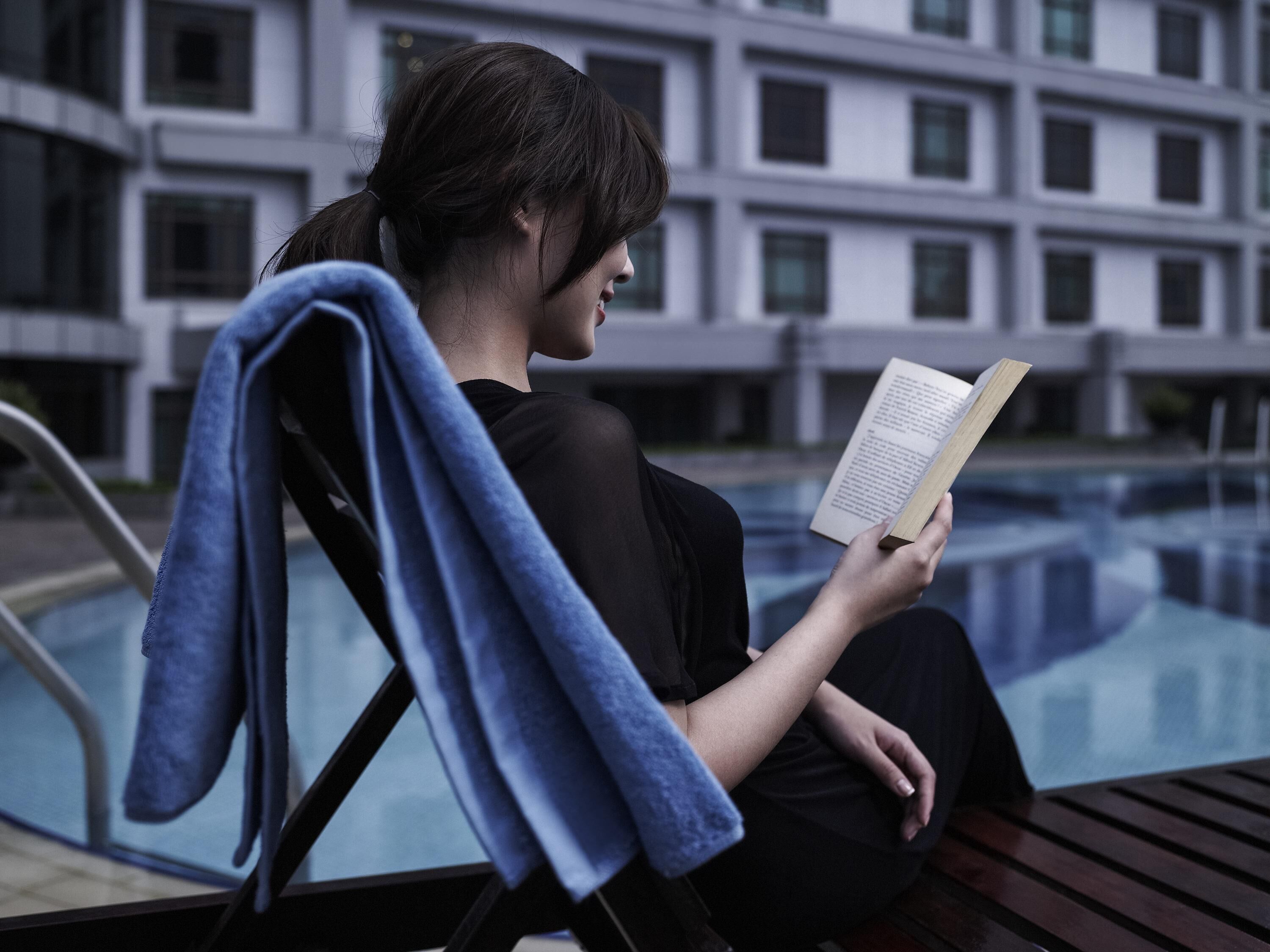 Hồ bơi ngoài trời, dù/ô trên bãi biển/hồ bơi, ghế dài tắm nắng 