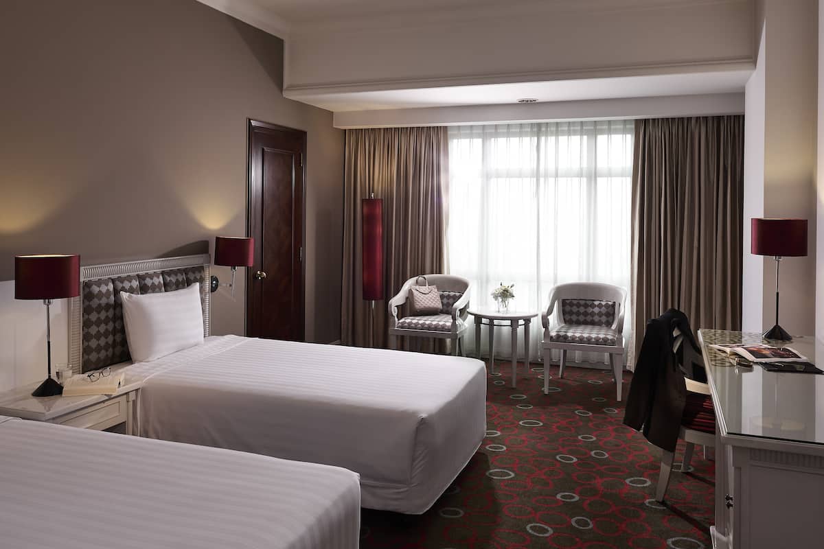 1 bedroom, Egyptian cotton sheets, premium bedding, down comforters