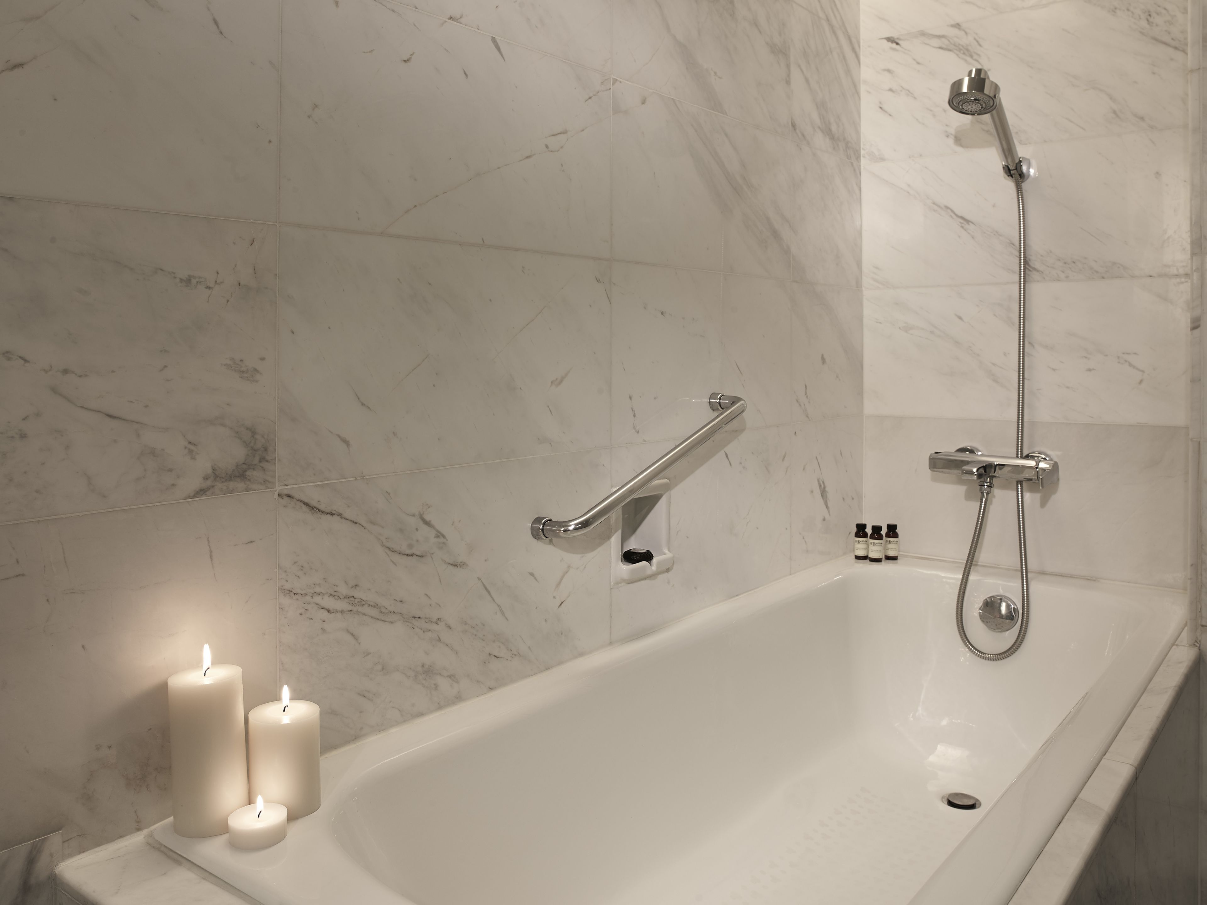 executive suite, 1 king bed, club lounge access | bathroom amenities | shower, eco-friendly toiletries, hair dryer, bathrobes