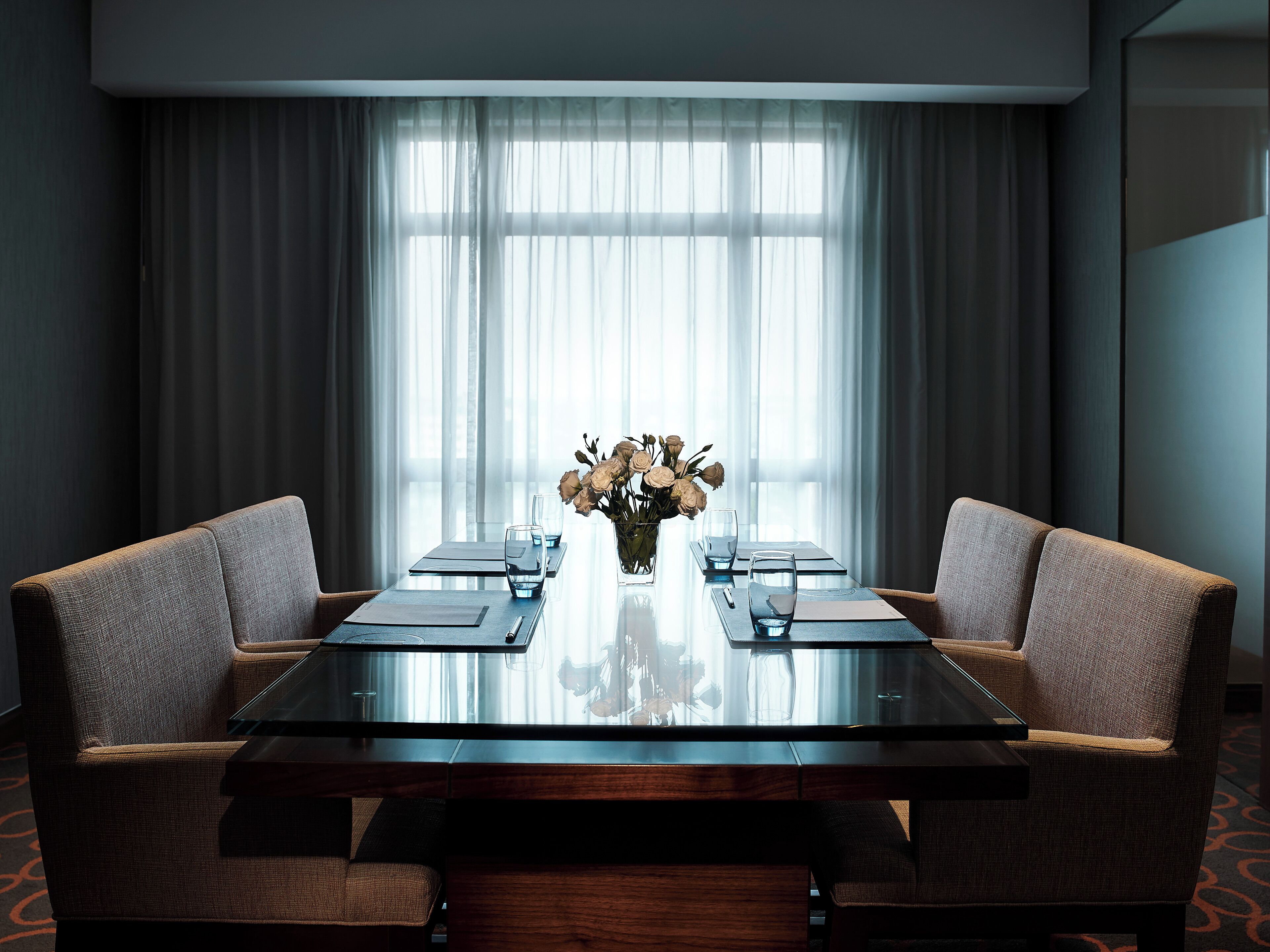 serves brunch and happy hour