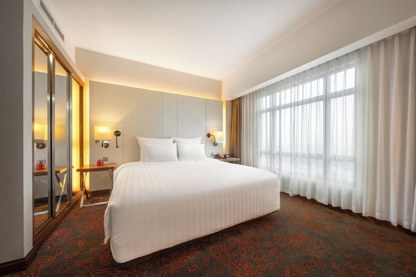 Executive Suite, 1 King Bed, Club lounge access | Egyptian cotton sheets, premium bedding, down duvets