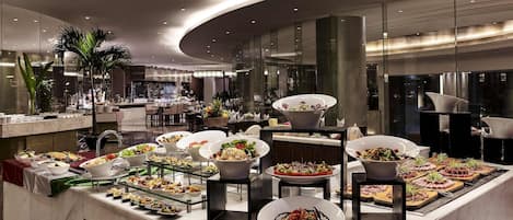 供应早餐、午餐和晚餐,国际美食