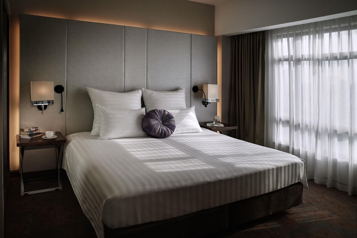 Executive Suite, 1 King Bed with Sofa bed, Club Lounge Access | Egyptian cotton sheets, premium bedding, down comforters