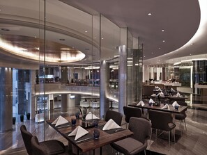 供应早餐、午餐和晚餐，国际美食