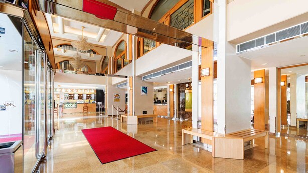 A spacious lobby with a red carpet, polished floors, and a high ceiling with chandeliers. - Metropark Hotel Mongkok (Kowloon)