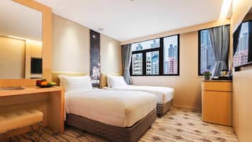 Minibar, caja de seguridad en la habitación y escritorio