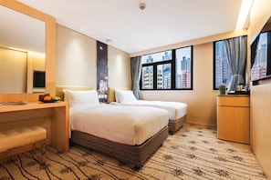 Minibar, caja de seguridad en la habitación y escritorio