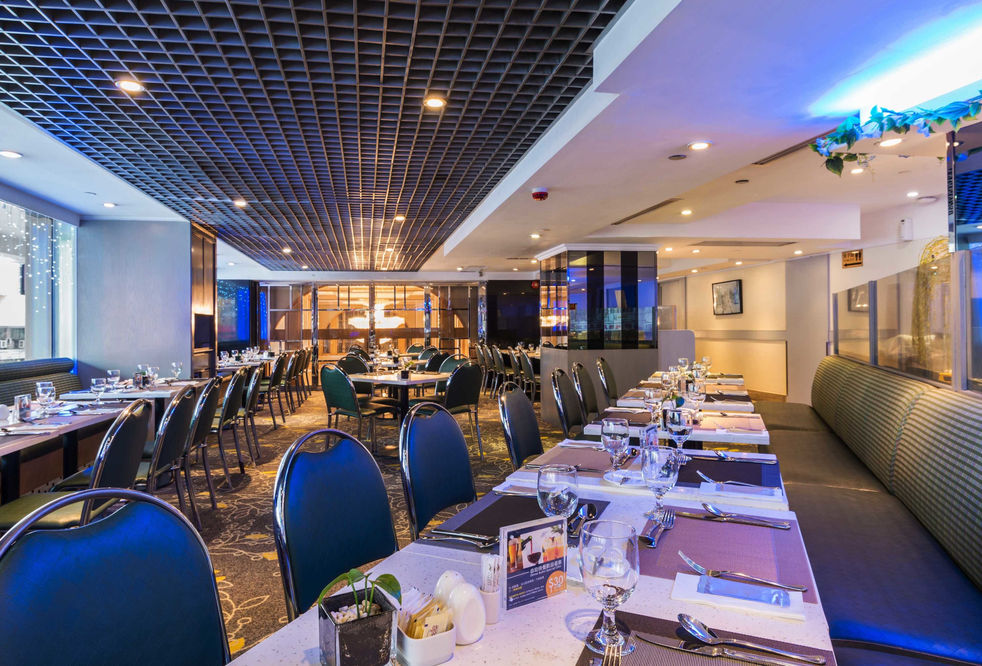 Daily buffet breakfast (HKD 121 per person)