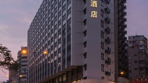 A high-rise hotel building with multiple floors and balconies. - Metropark Hotel Mongkok (Kowloon)