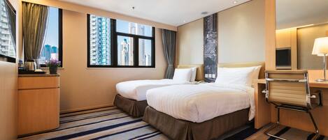 Minibar, Zimmersafe, Schreibtisch, Verdunkelungsvorhänge