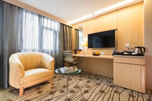 迷你吧、客房内保险箱、办公桌、遮光窗帘