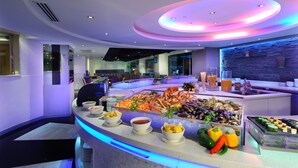 A buffet with seafood, vegetables, and various dishes. - Metropark Hotel Mongkok (Kowloon)