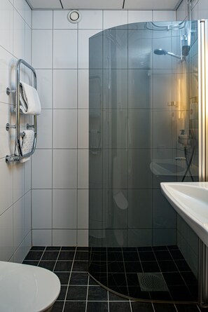 Dobbeltrom (Compact) | Bad | Dusj, hårføner og håndklær