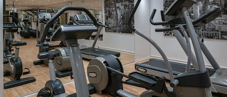 Ett gym med löpband, crosstrainers och styrketräningsmaskiner.