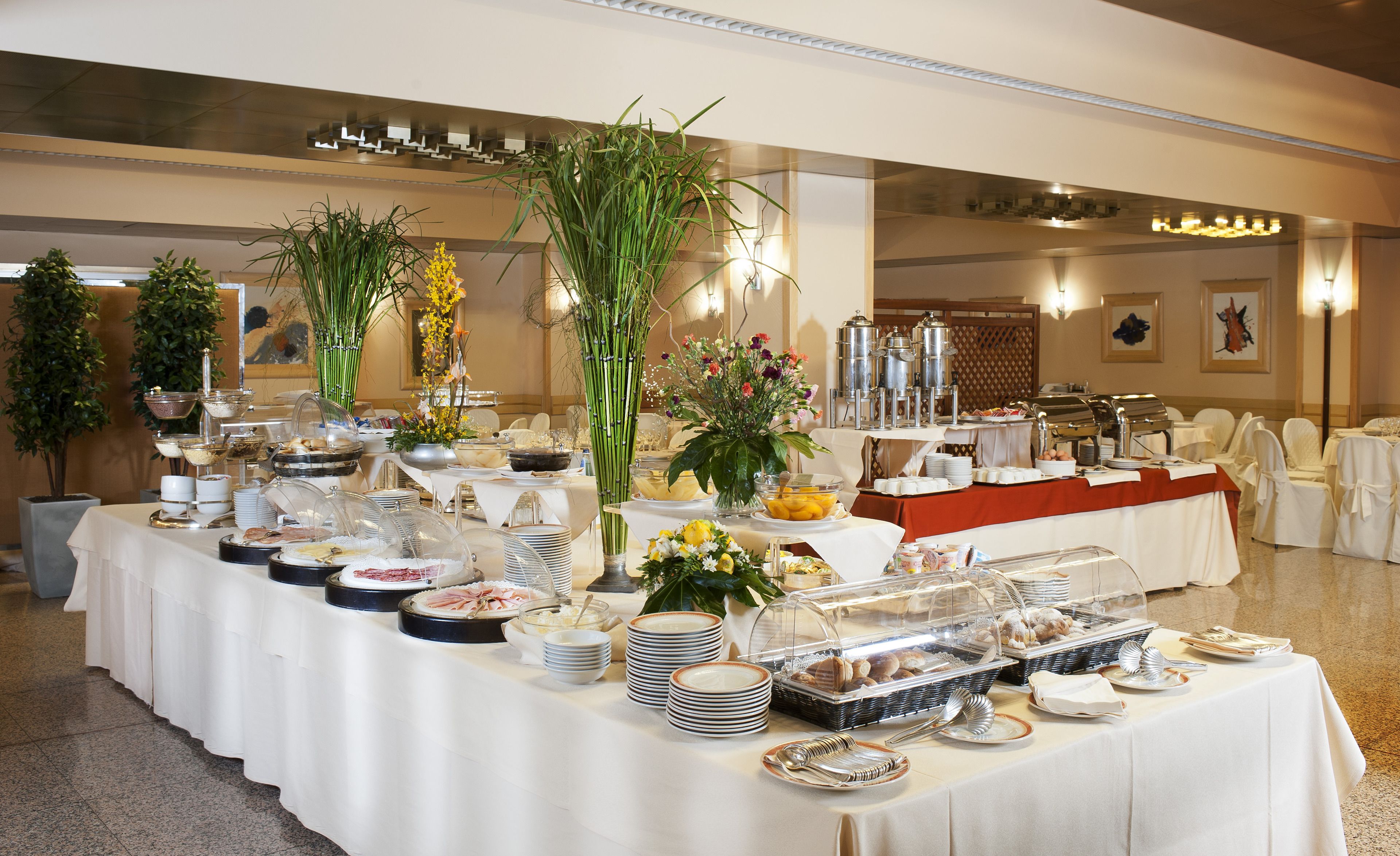 Colazione a buffet, servita tutte le mattine (10 EUR a persona) 