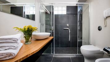 Luxe beddengoed, een minibar, een kluis op de kamer, een bureau
