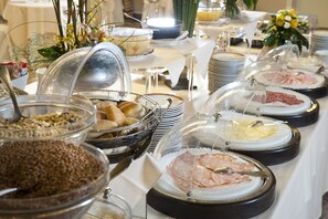 Dagelijks ontbijtbuffet (EUR 8 per persoon)