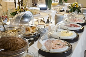 Buffet déjeuner (8 EUR par personne)