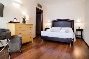 Suite junior, 1 cama doble o 2 individuales | Ropa de cama de alta calidad, minibar, caja fuerte y escritorio