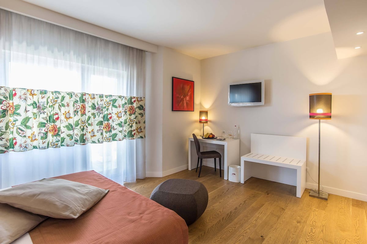 Habitación triple | Ropa de cama de alta calidad y caja de seguridad en la habitación