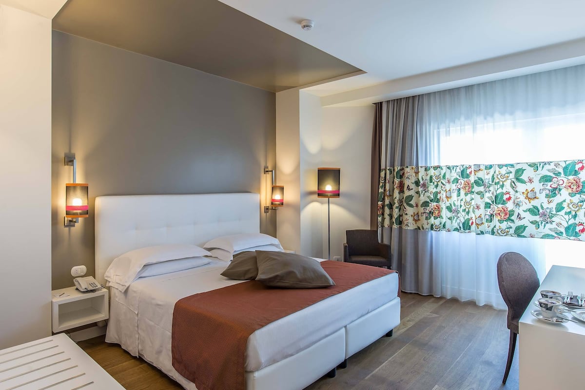 Habitación doble, 1 cama matrimonial | Ropa de cama de alta calidad y caja de seguridad en la habitación