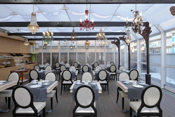 Sarapan bufet setiap hari (EUR 8.00 seorang)