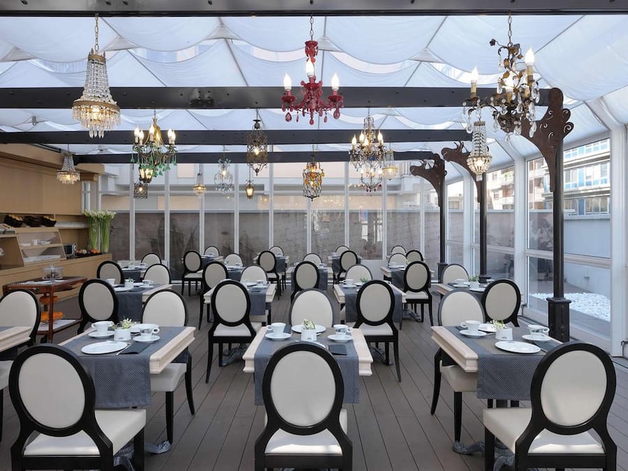 Frukostbuffé varje dag (EUR 8.00 per person)