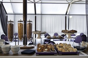 Café da manhã com buffet todos os dias mediante uma taxa